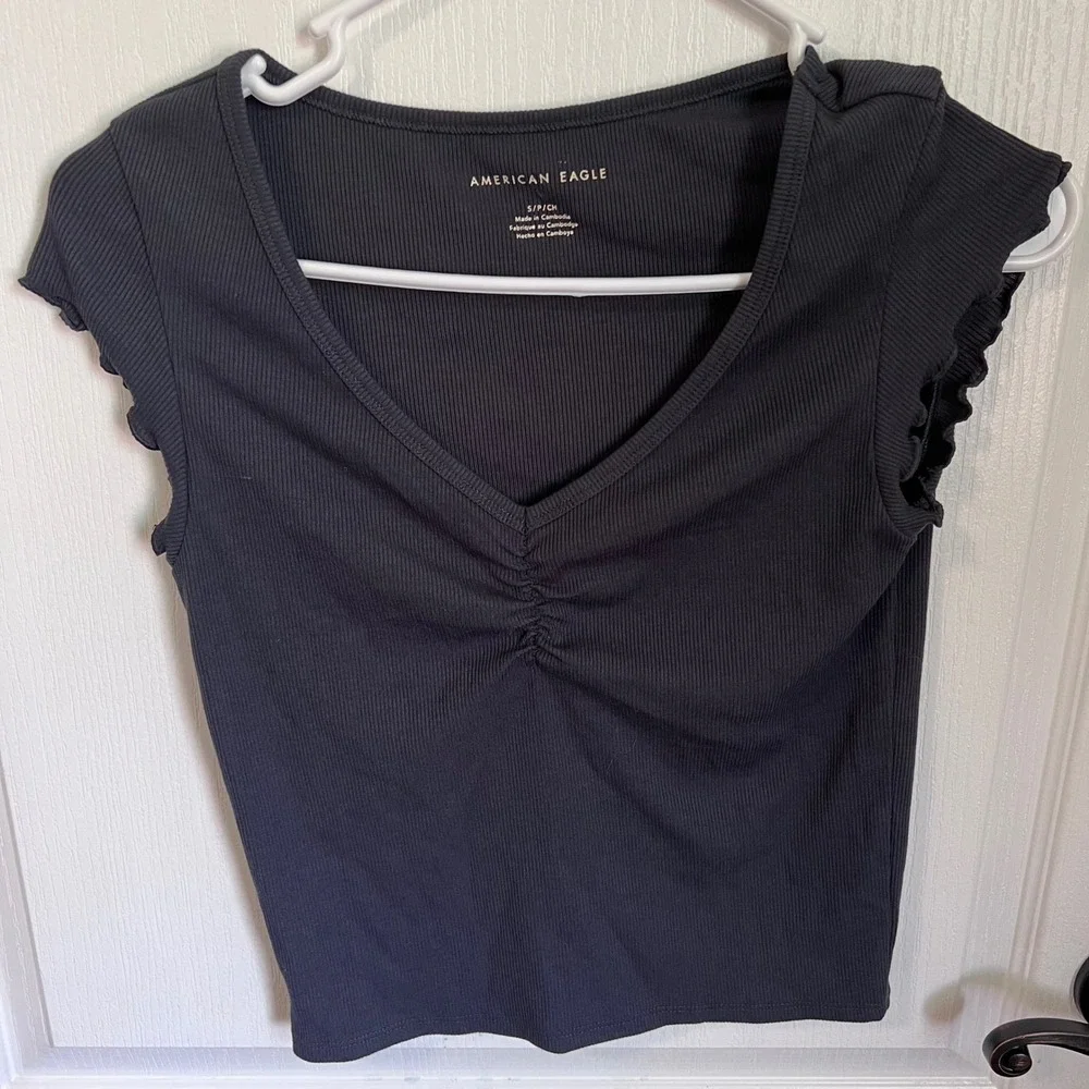 American Eagle Charcoal Gray Ribbed Ruched V-Neck Lettuce Edge Top Size Small